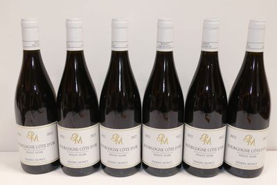 six bouteilles de vin sont alignées sur une table