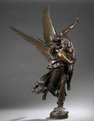 une image représentant une statue en bronze d'un ange tenant un enfant dans ses bras