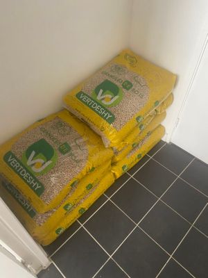 deux sacs de riz posés par terre dans un coin de la pièce