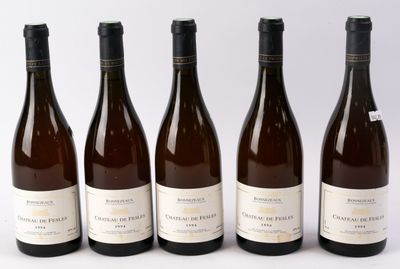 six bouteilles de vin sont alignées sur une surface blanche
