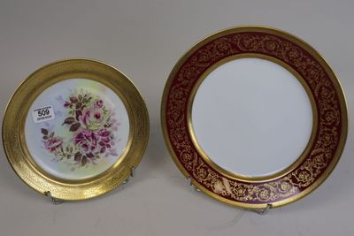 deux assiettes ornées de fleurs sont posées l'une à côté de l'autre