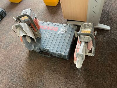 une machine posée sur le sol à côté d'une boîte