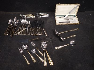 de nombreuses cuillères, fourchettes et cuillères-fourchettes disposées sur une table