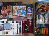 une boîte remplie de jouets et d'autres objets qui s'y trouvent