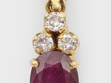 un pendentif en rubis et diamants