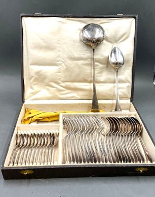 l'argenterie dans un coffret avec des cuillères et des cuillères à l'intérieur