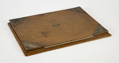 un vieux livre est posé sur une surface blanche