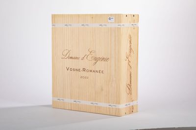 une image représentant une boîte en bois sur laquelle est apposée une étiquette de vin