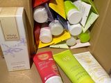 une boîte en carton remplie de différents types de produits de soins pour la peau