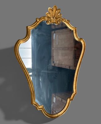 un miroir accroché au mur de la pièce