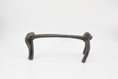 Appuie-nuque à trois pieds de forme inhabituelle et représen…