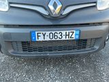 une voiture noire garée dans un parking