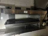 un grand grill en acier inoxydable dans une cuisine professionnelle