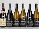six bouteilles de vin sont alignées dans une rangée
