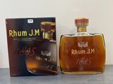une image représentant une bouteille de rhum devant une boîte