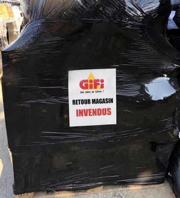 une pile de sacs noirs sur laquelle est accrochée une pancarte