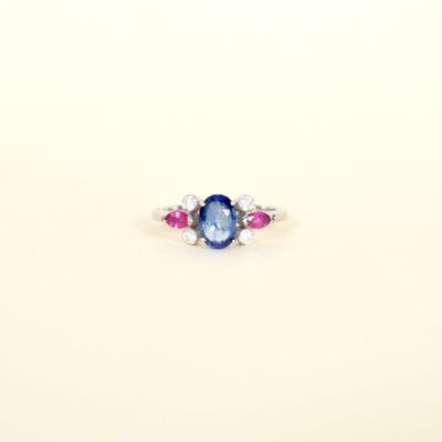 Bague en or blanc 9K (375/oo), ornée d'un saphir taille oval…