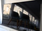 une télévision à écran plat accrochée au mur du salon