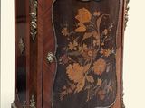 une armoire en bois avec un plateau en marbre et un motif floral