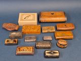 de nombreux types de boîtes en bois sur un fond bleu