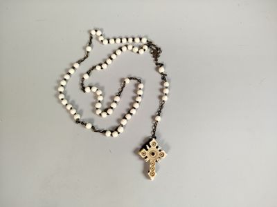 un gros plan d'un chapelet orné d'une croix