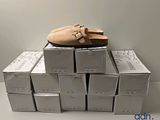 une pile de cartons sur laquelle est posée une paire de chaussures