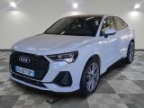 une Audi Q3 blanche garée sur un sol en carrelage à damier