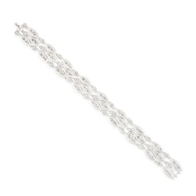 gros plan d'un bracelet en chaîne en argent sur fond blanc