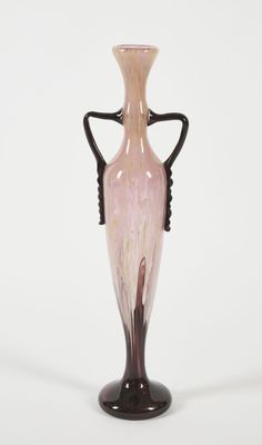 vase en verre rose et noir avec une anse noire sur fond blanc