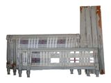 un banc fabriqué à partir de vieux bois et de métal