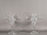 une paire de bougeoirs en verre transparent sur fond gris