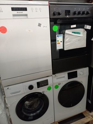 une pile de machines à laver et un sèche-linge dans un magasin