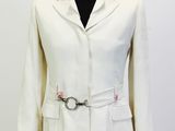 une photo d'une veste blanche sur un mannequin