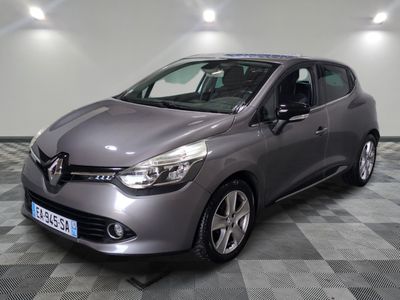 la voiture grise est garée sur un sol en damier dans le garage
