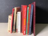 une pile de livres posés sur une table