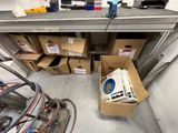 de nombreuses caisses contenant du matériel électrique dans une pièce