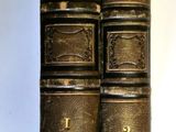 deux vieux livres sont empilés sur une table