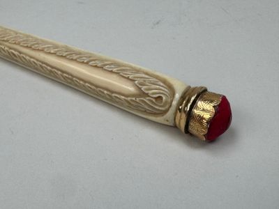 a pen that is sitting on a white table