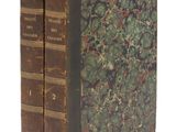 deux livres posés l'un sur l'autre sur une surface blanche