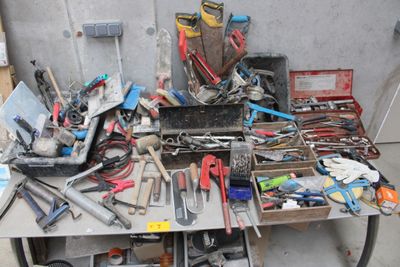 une table sur laquelle sont posés de nombreux outils, dans un garage