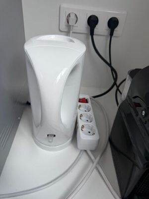 un urinoir blanc posé sur un comptoir, à côté d'un sac noir