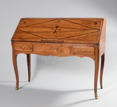 une image d'un petit bureau en bois avec des tiroirs