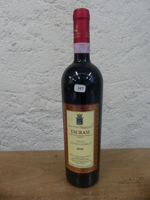une bouteille de vin rouge posée sur une table en bois