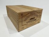 une boîte en bois portant une étiquette