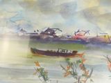 une peinture représentant un bateau sur l'eau, avec le ciel en arrière-plan