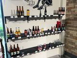 de nombreuses bouteilles de bière sur les rayons du magasin