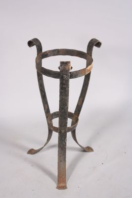 a small metal stand with a metal handle on it