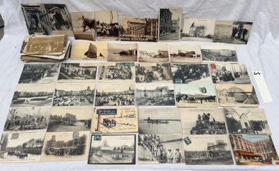 beaucoup de vieilles cartes postales posées sur une table blanche