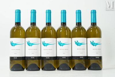six bouteilles de vin sont alignées sur une surface blanche