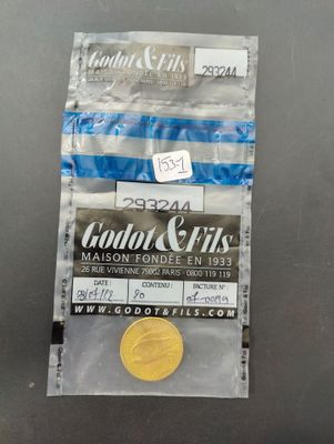 un gros plan d'une pièce de monnaie dans un sachet en plastique posé sur une table